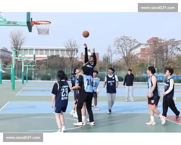 激烈对抗赛场上篮球拼搏展现团队精神与个人实力
