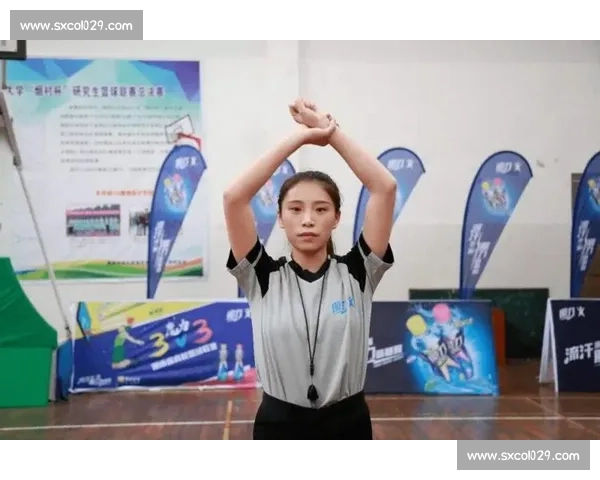 篮球比赛结束裁判手势解析及其背后含义的深度解读